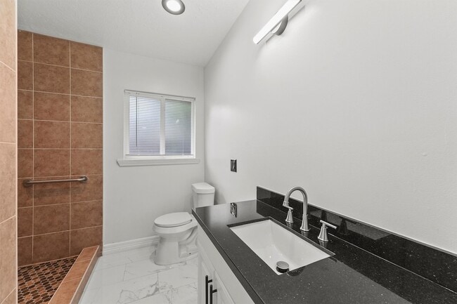 Building Photo - 632 Meadowlawn St