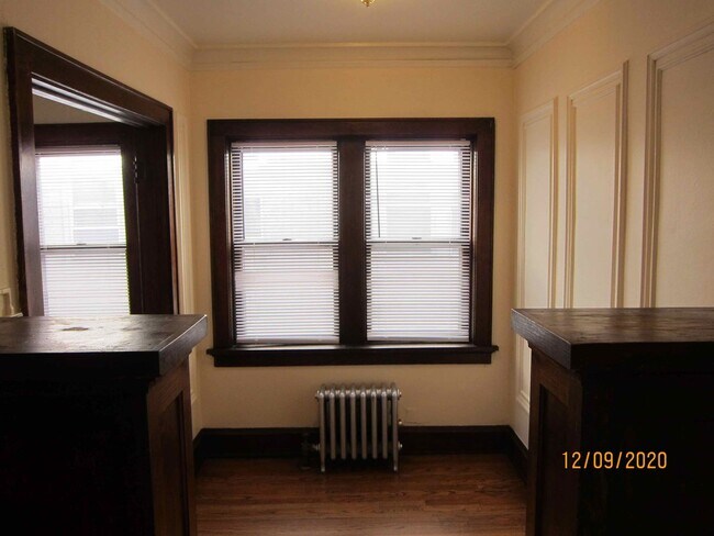Building Photo - Available July 2026 Gorgeous 1-bedroom apartment in Shorewood with Free Heat