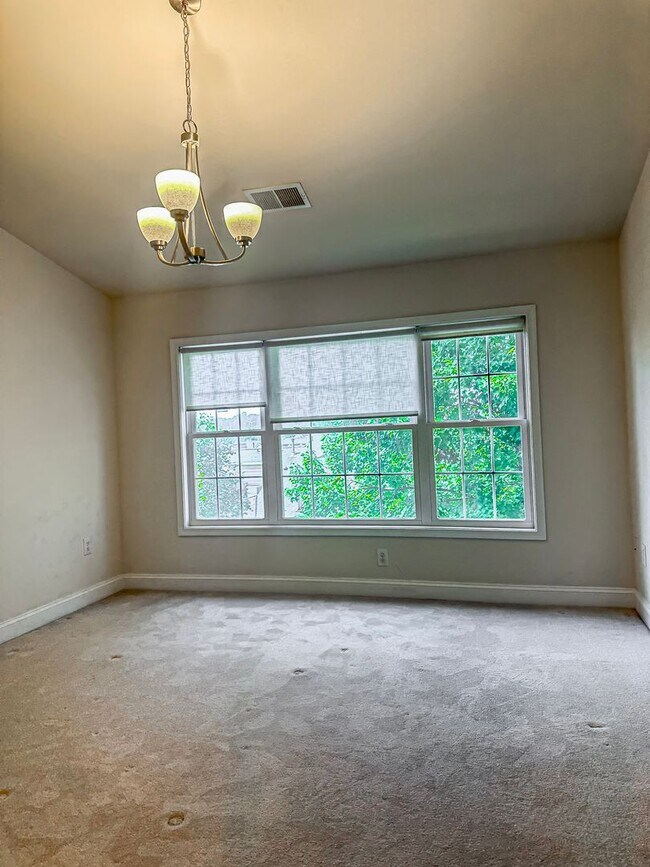 Building Photo - Gorgeous 3 Bed 2/2 Bath End Unit Townhome ...