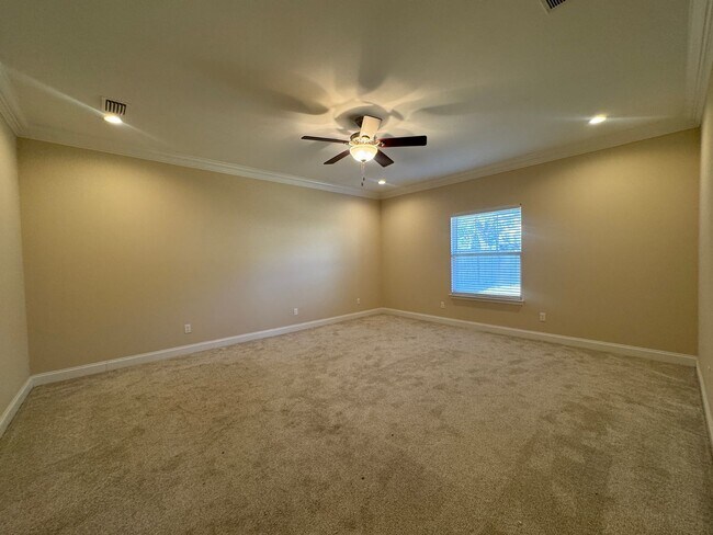 Building Photo - $500 OFF in NOVEMBER: Move-In Special!