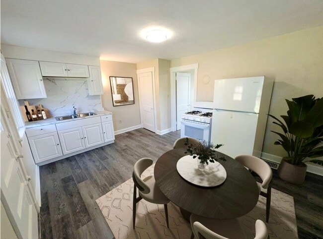 Building Photo - Now Available – Spacious 2 Bedroom Single-Family Home in Pittsburgh’s East End