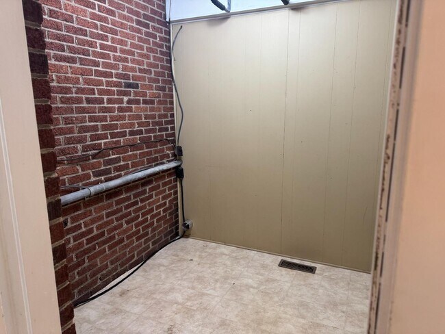 Building Photo - 342 Highland Ave