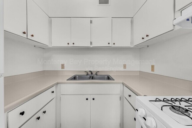 Building Photo - 500 Glenwood Cir