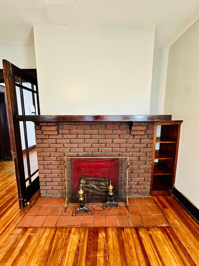 Building Photo - Adorable 2 bedroom home with two living ar...