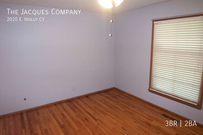 Building Photo - 2020 E Holly Ct
