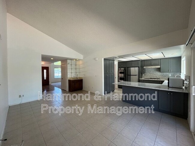 Building Photo - 11735 La Tierra Ct