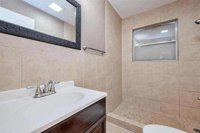 Building Photo - 418 E Witcher Ln