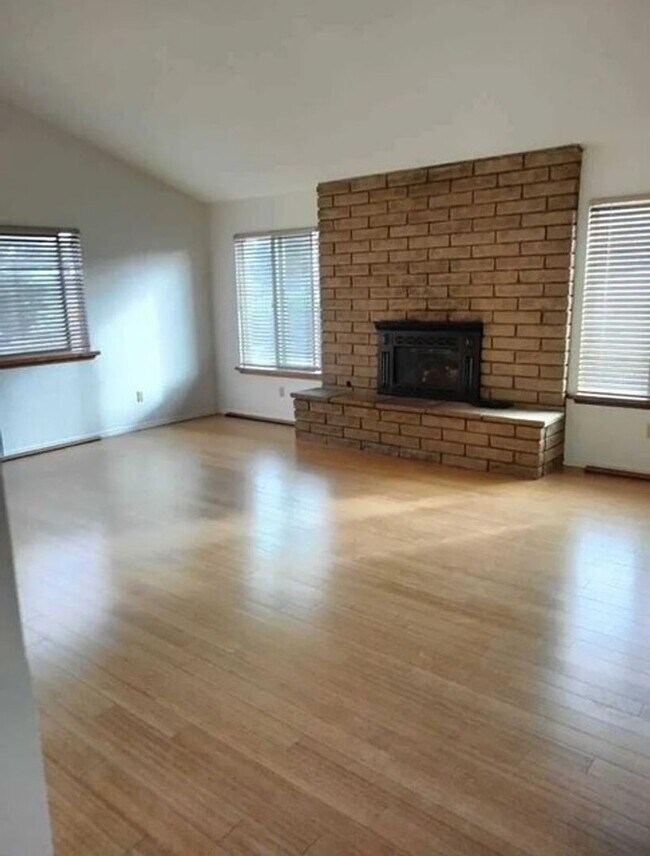 Building Photo - Charming 1 Bedroom/1.5 Bath Apartment With Loft