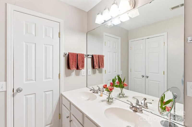 Building Photo - 6728 Rothchild Dr