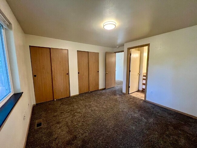 Building Photo - 3 BD Townhome