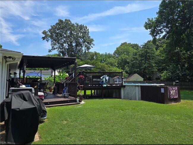 Building Photo - 2233 Paris St