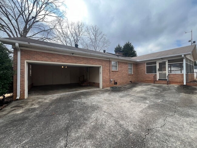 Building Photo - Beautiful Home!