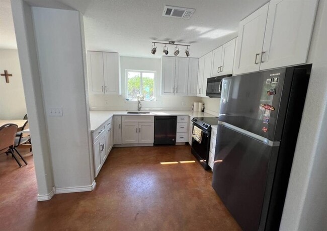 Building Photo - 111 E Hickory Dr