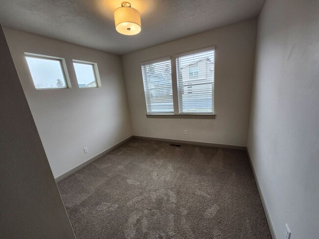 Building Photo - Newer 3 Bed/2 Bath Construction on Bend's Eastside - Cessna Drive