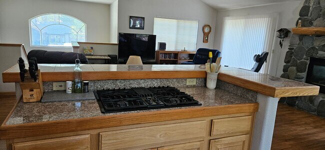 Building Photo - Large furnished mountain home walking distance to the river --- Available October 1