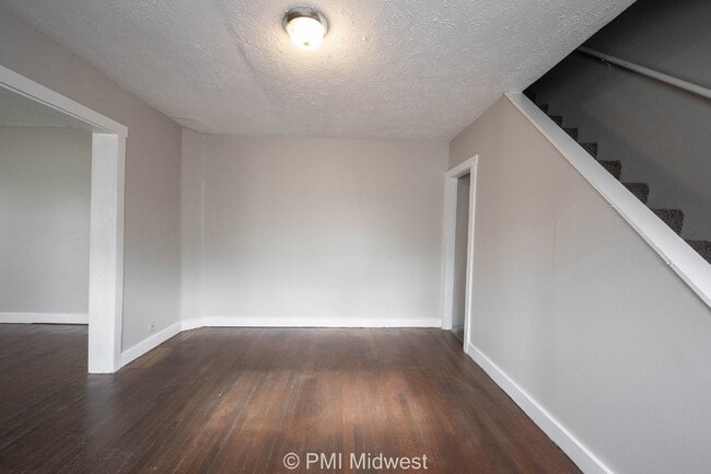 Building Photo - Charming 3-Bedroom Duplex with 2 Full Bath...