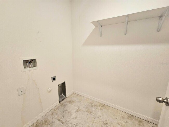 Building Photo - 3050 Beacon Dr