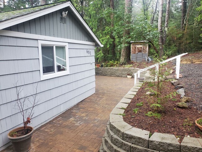 Building Photo - 681 SE Somers Dr