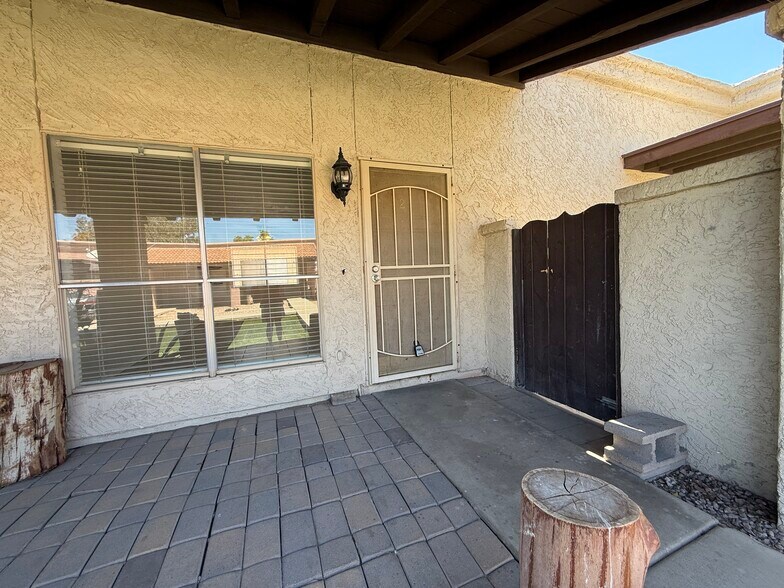 Building Photo - 735 N Arrowhead Dr