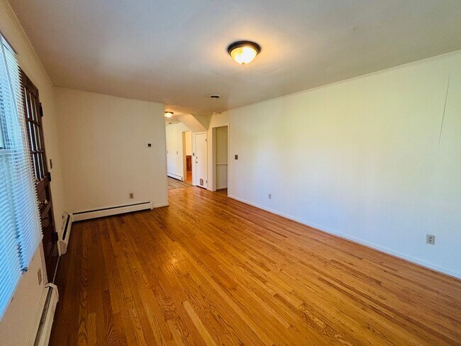 Building Photo - 616 Broce Dr
