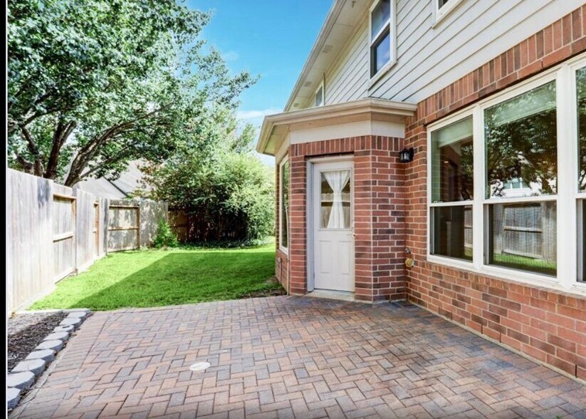Building Photo - 1427 Roundleaf Ct