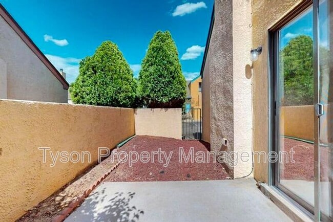 Building Photo - 1515 La Charles Dr NE