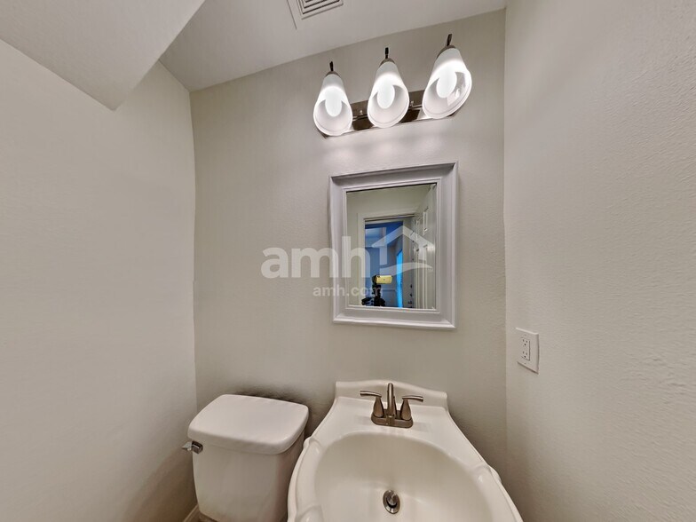 Building Photo - 30710 Country Meadows Dr