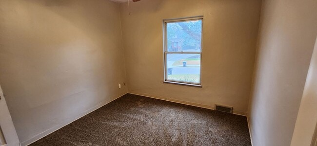 Building Photo - Beaverdale! 2 Bedroom, 1 Bathroom home with detached garage