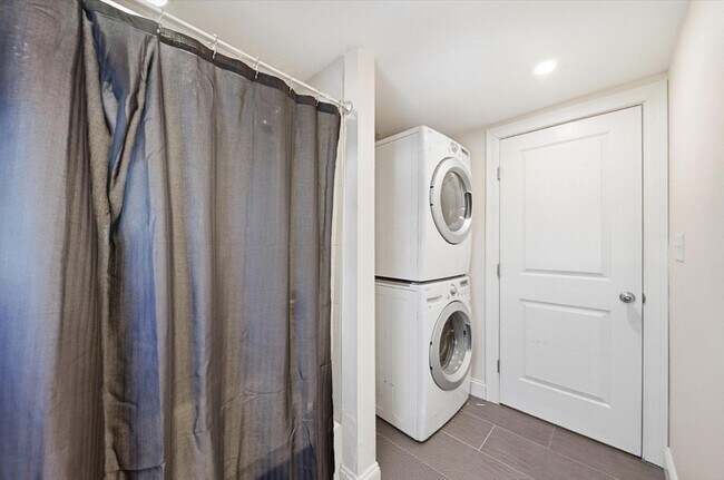 Building Photo - 50 Carleton St