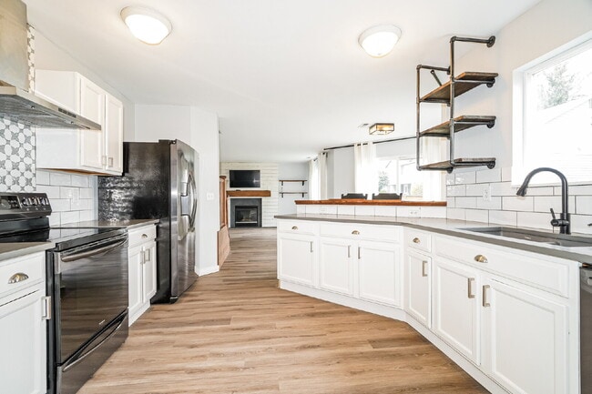 Building Photo - Updated 4 bedroom home in Devonshire neighborhood!