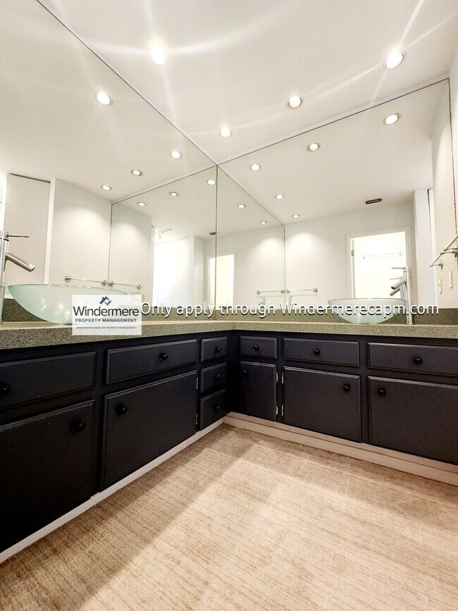 Building Photo - Gorgeous Campus Commons Home Available Now!