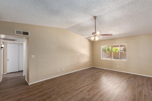 Building Photo - 2113 N Los Altos Dr