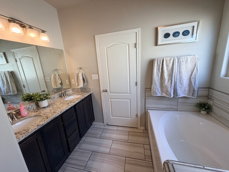 Building Photo - 1418 Santa Thomas St