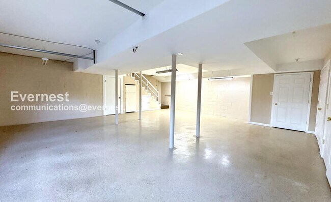 Building Photo - 3 Bed/2 Bath Home with Fenced Yard & Garage / Available Now!