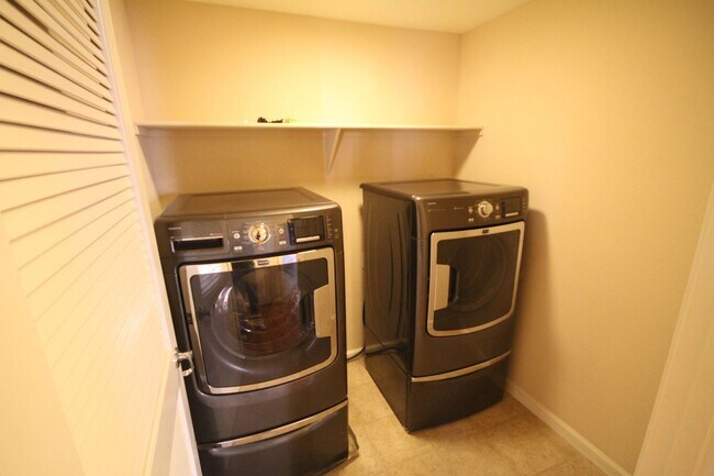 Building Photo - Condo | 2 Bed | 2 Bath | 1728SF | Tenant P...