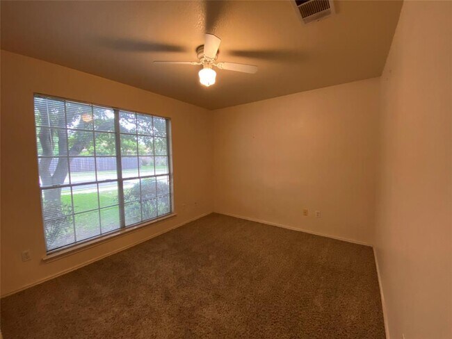 Building Photo - 2402 Hallie Ln