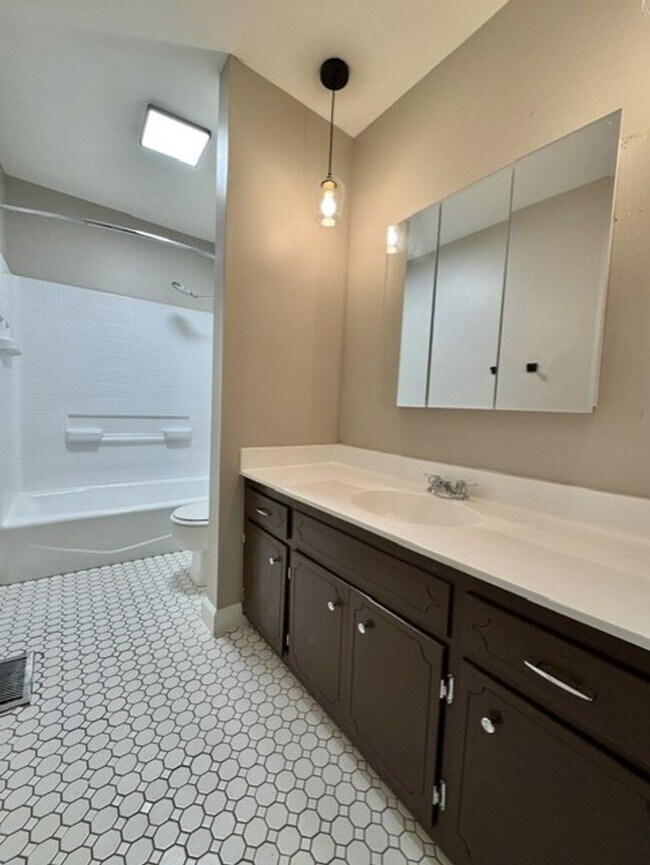 Building Photo - 2 Bed, 1.5 Bathroom Townhome with 2 Vehicle Carport