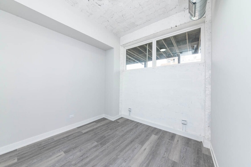 Building Photo - 2000 W 22nd Pl