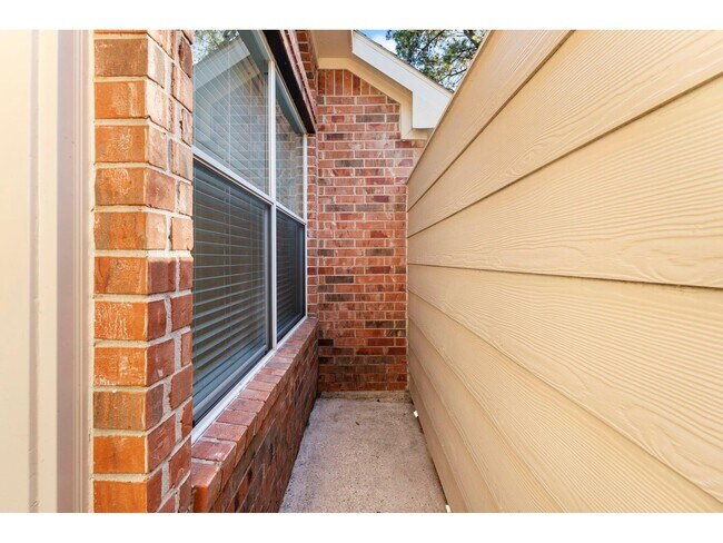 Building Photo - 31 Auburn Path Dr