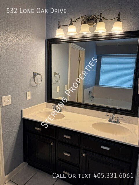 Building Photo - 532 Lone Oak Dr