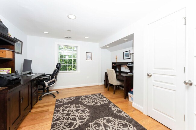 Building Photo - Luxurious Spacious and Bright , Gorgeous P...