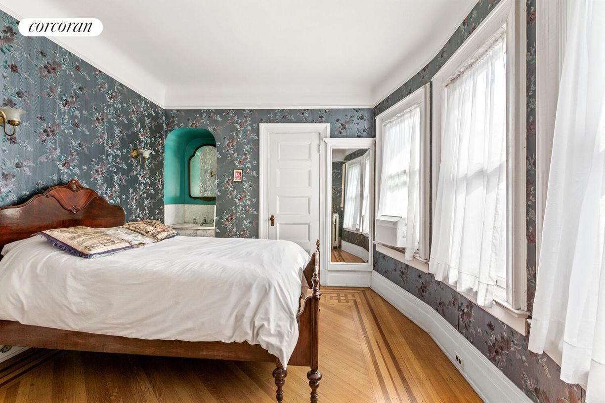 Building Photo - 257 E 19th St