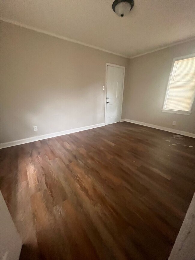 Building Photo - Newly Renovated Unit in Heart of Memphis