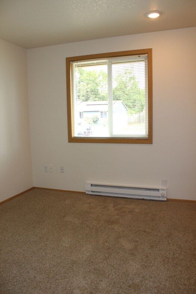 Building Photo - 3 or 4 bedroom, 2 bath updated home in Hillsboro near Intel Jones Farm