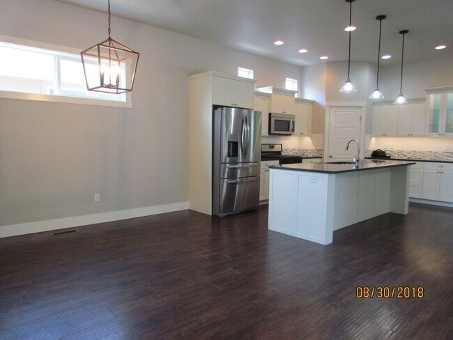 Building Photo - Beautiful 3 bed 2 bath in the popular Paramount community