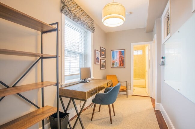 Building Photo - Stunning 2 BR/2 BA Condo in Dupont Circle!