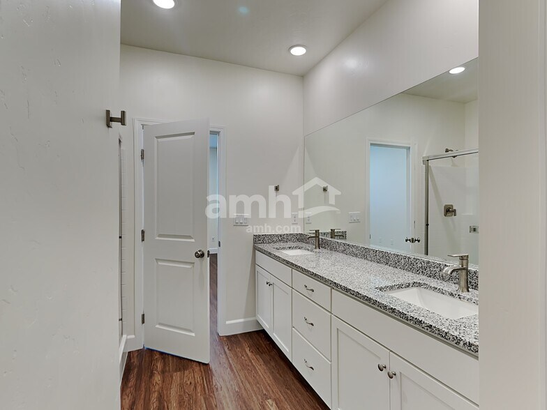 Building Photo - 1732 N Montgomery Way