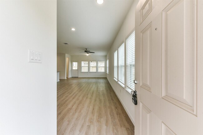 Building Photo - 3906 Sugardale St