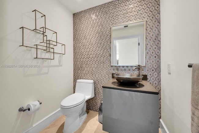 Building Photo - 2645 S Bayshore Dr