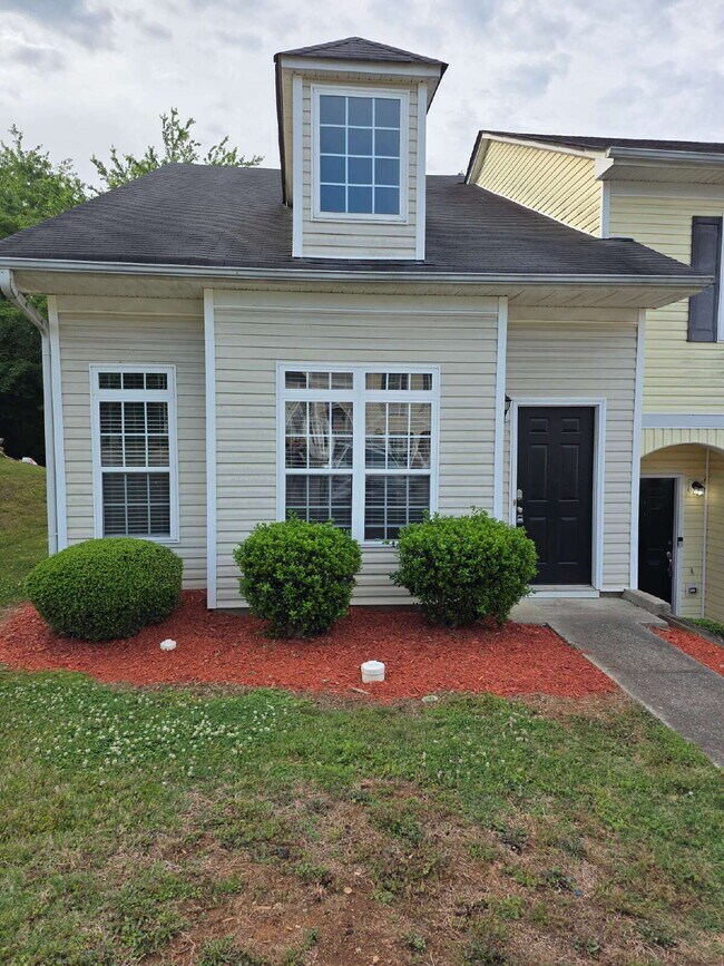 Building Photo - 2/2 Townhome close to shopping and dining